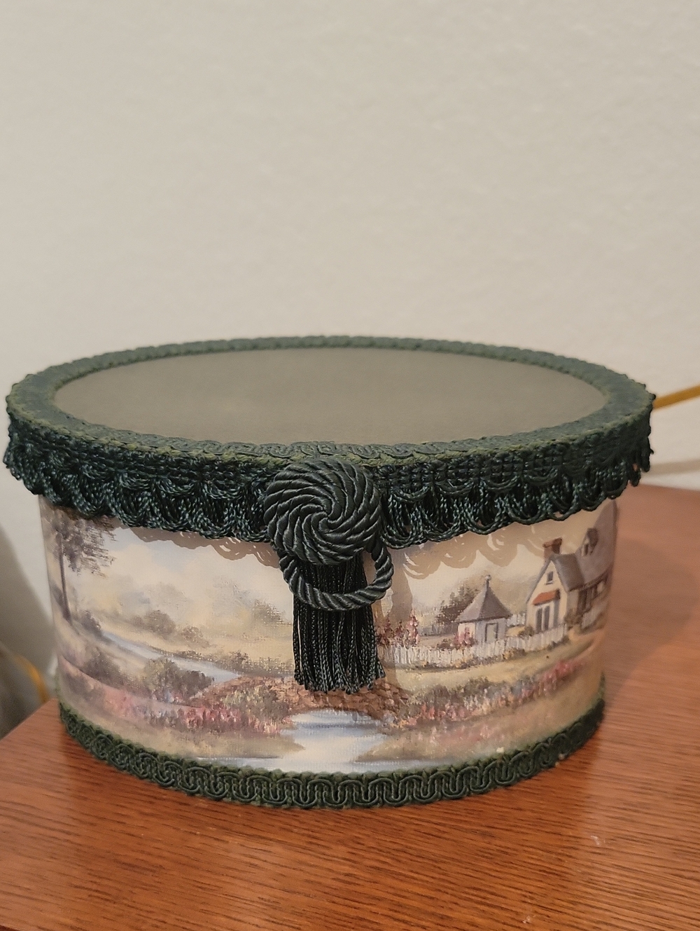 1995 Decorative Green Trimmed Scenic Oval Box